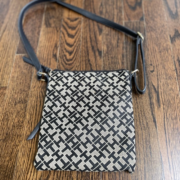 Tommy Hilfiger Crossbody - Picture 2 of 2